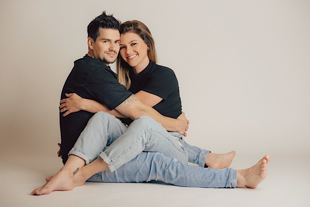 fotos de casal minimalistas estúdio