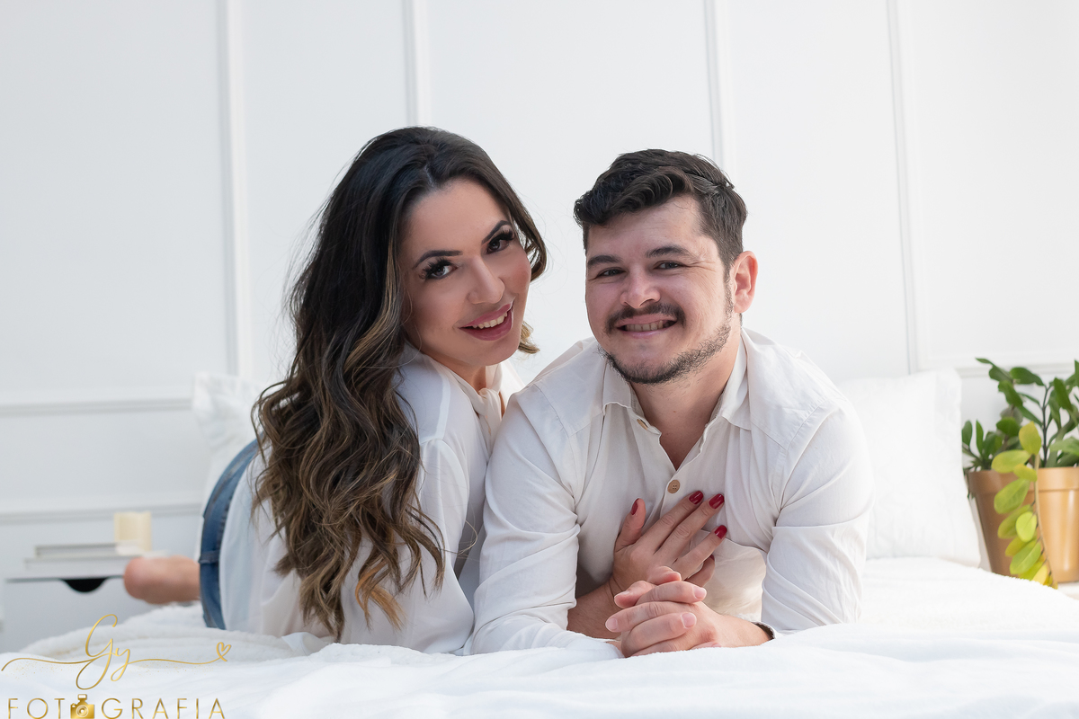 poses para ensaio fotográfico de casal indoor