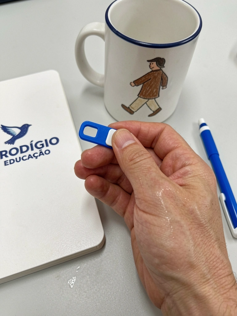 Arquivos PDF e PNG de convite, topo de bolo e lembrancinhas sobre uma mesa.