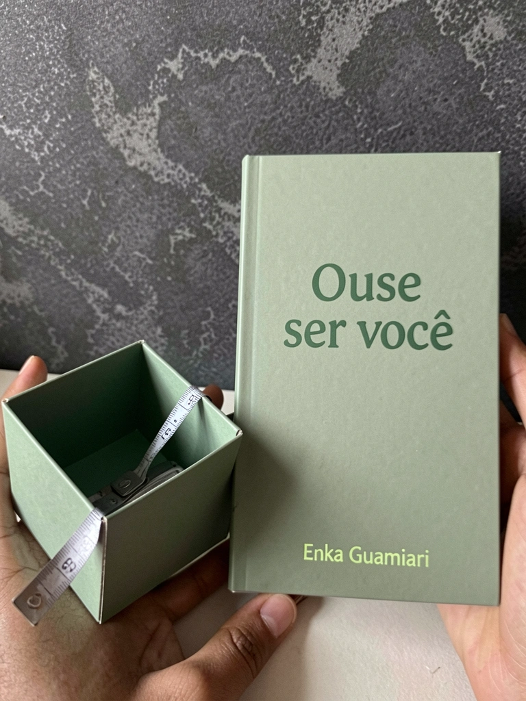 Três conjuntos temáticos sobre mesa: chapéu de festa e vela para aniversário, caneta e bloco corporativo, garrafa e mapa para boas-vindas.