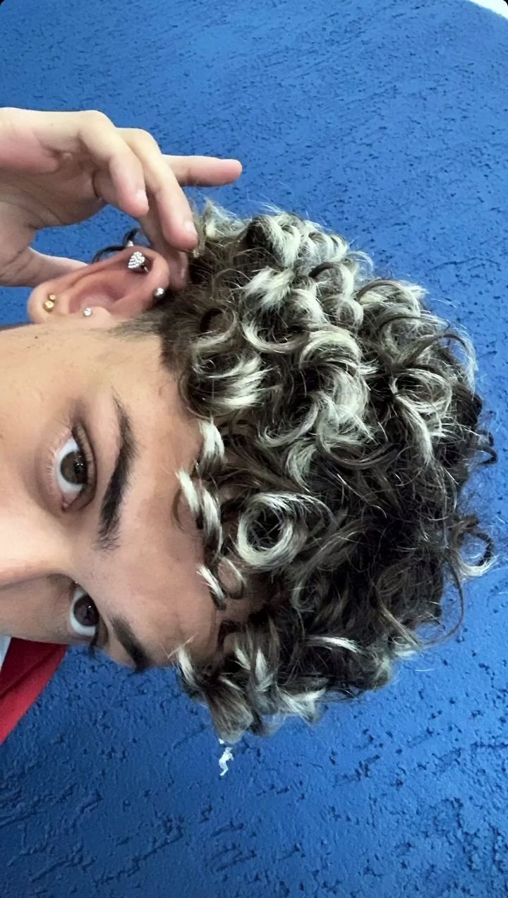 clareamento cabelo cacheado masculino