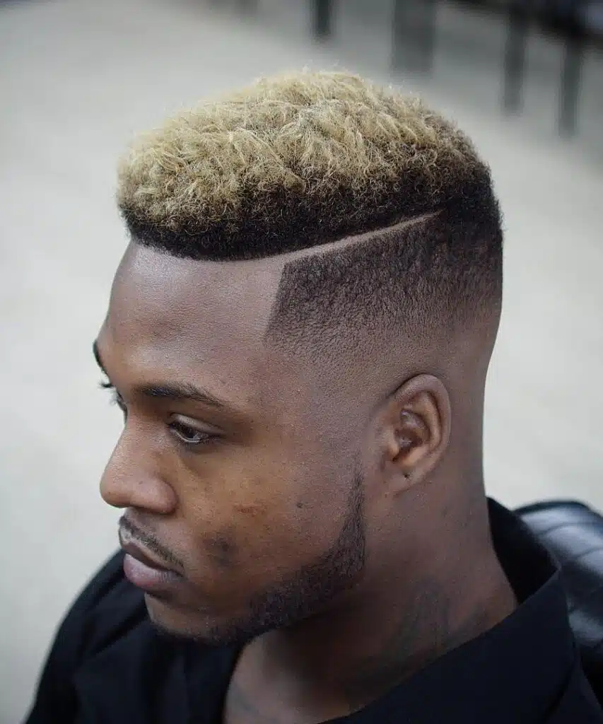 cabelo masculino cacheado com reflexos