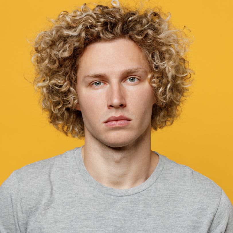 cabelo masculino cacheado com reflexos