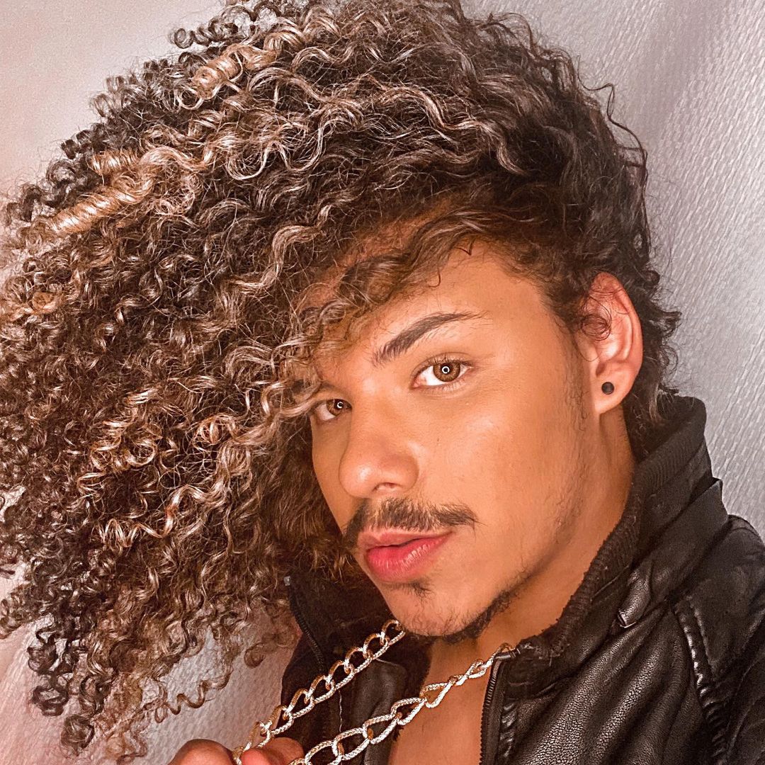 corte masculino cabelo cacheado com luzes