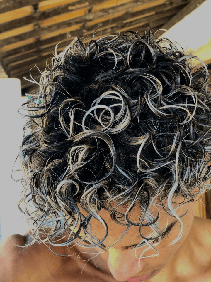 técnicas de luzes cabelo cacheado homem