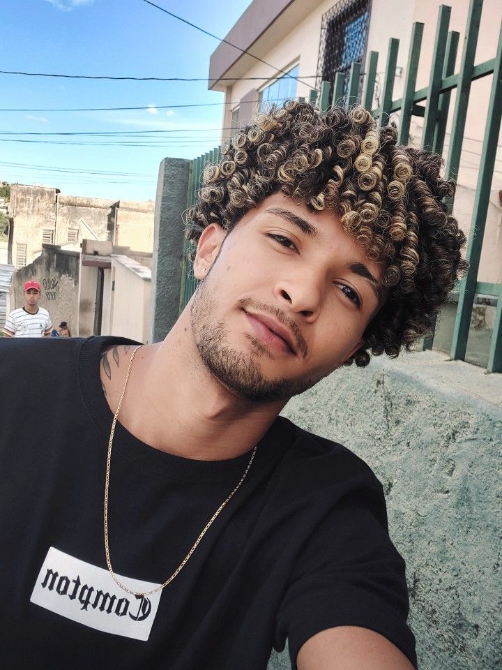 balayage cabelo cacheado masculino