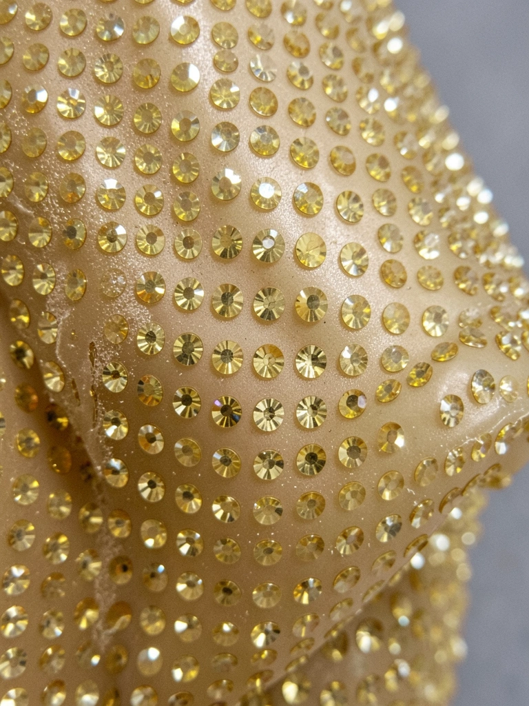 Close de manta de strass com base de silicone e pedras brilhantes