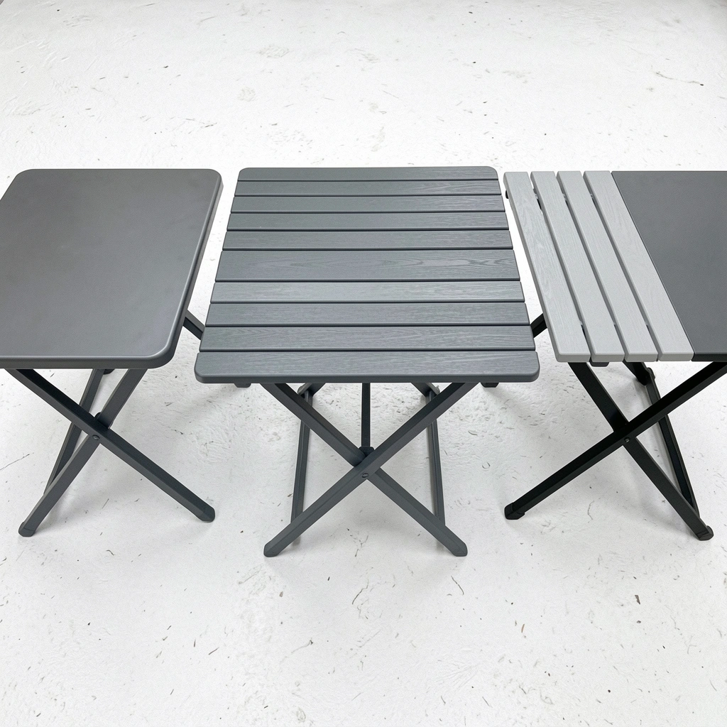 Mesa de plástico pequena branca ao lado de outros modelos coloridos em fileira