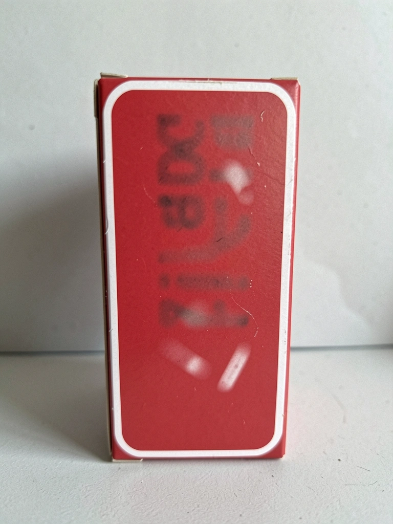 Caixa de presente aberta com um par de meias coloridas e um bilhete escrito à mão ao lado.