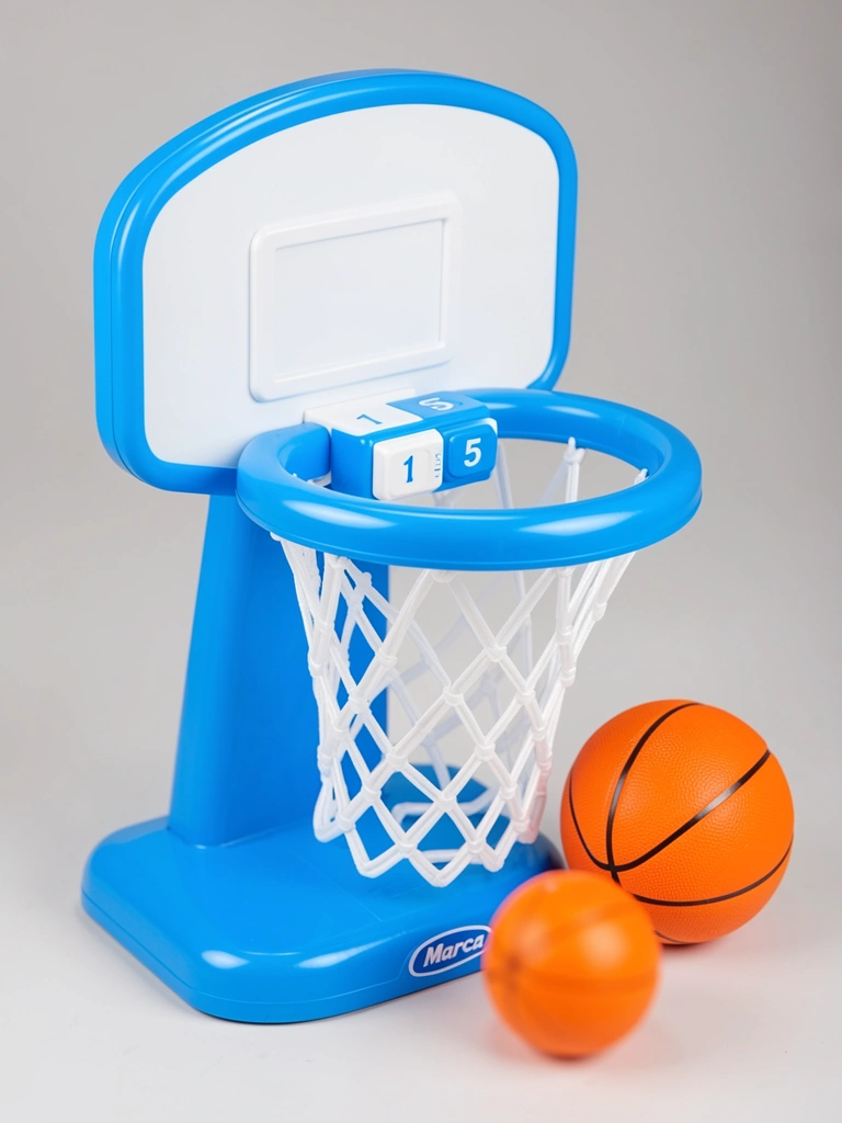 Cesta de basquete infantil azul e branca com mostrador numerado, bola laranja no chão e segunda bola desfocada na frente, fundo cinza neutro.