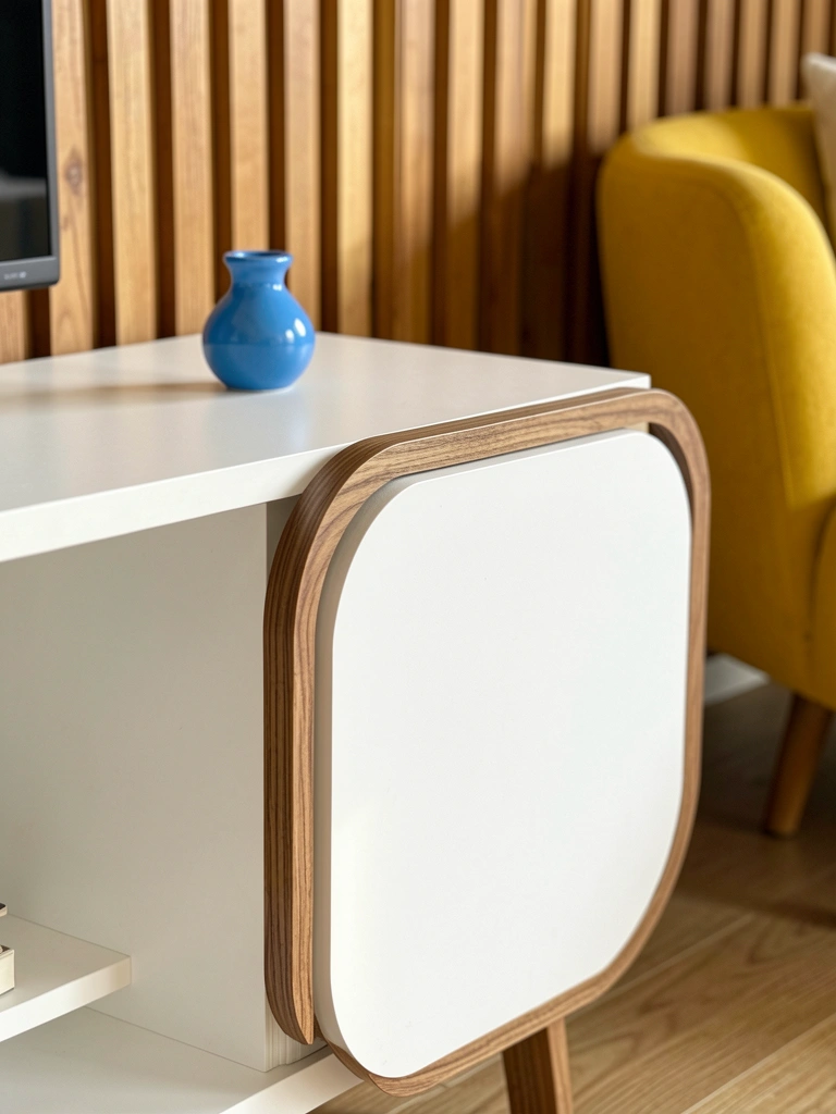 Prateleira de TV MDF branca com moldura de madeira e objeto decorativo azul, parede de ripas de madeira e poltrona amarela ao fundo, luz difusa.
