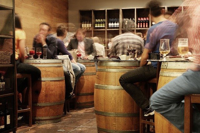 significado de sonhar com bar lotado