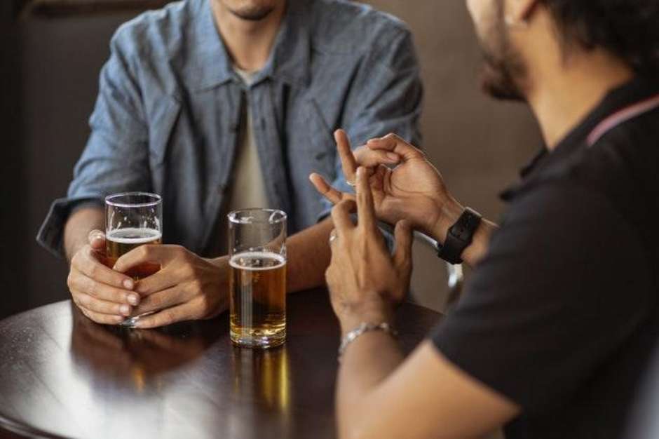 sonhar bebendo sozinho no bar