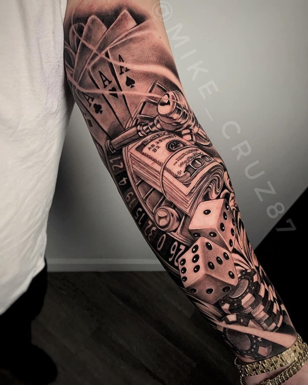 tatuagem braço fechado homem