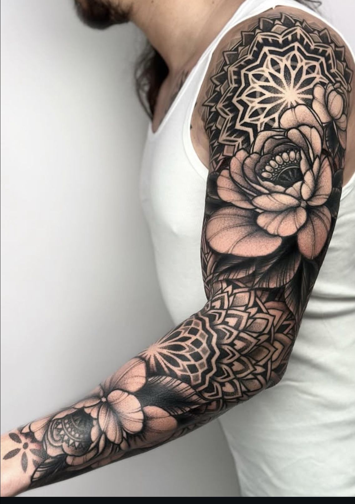 tatuagem maori braço masculino