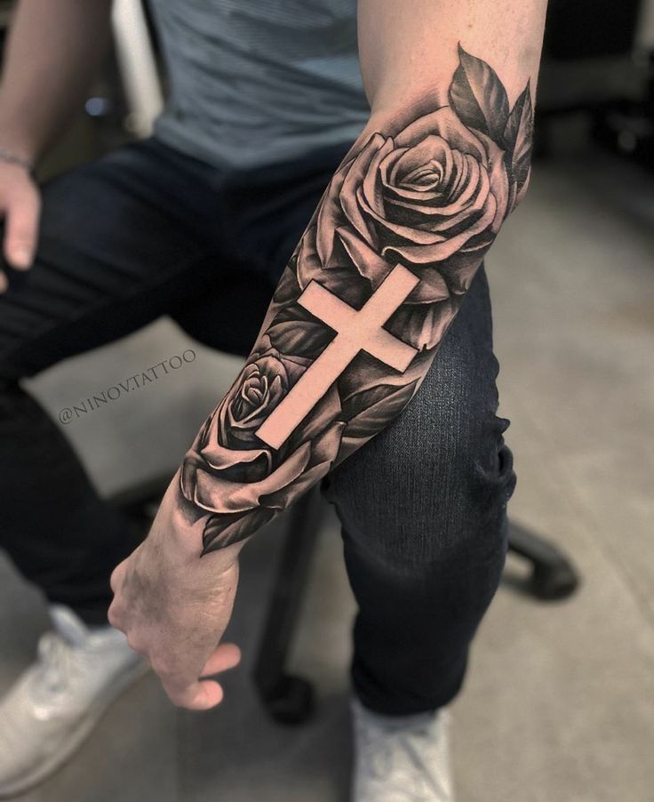 tatuagem minimalista braço masculino