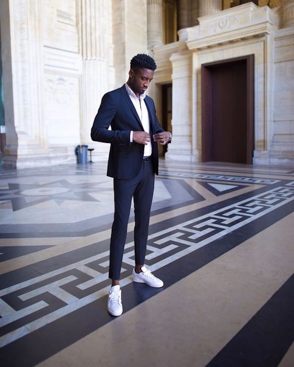 blazer azul com tênis