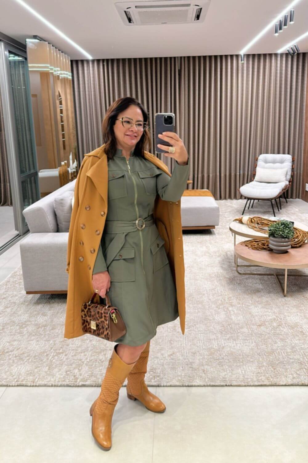 trench coat com jeans e tênis