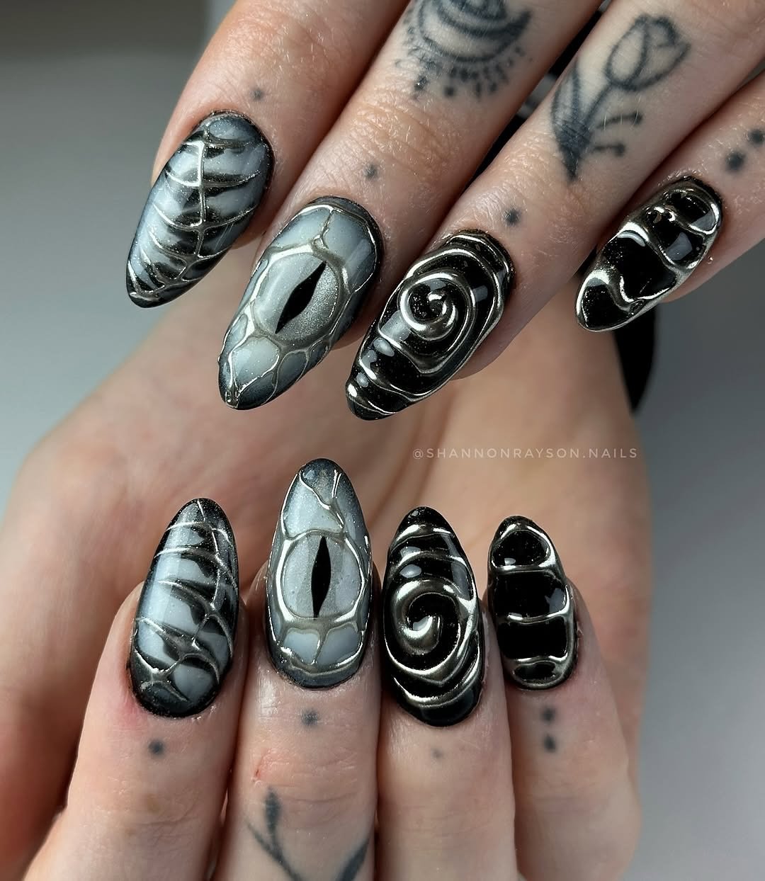 unhas em gel decoradas cinza stiletto