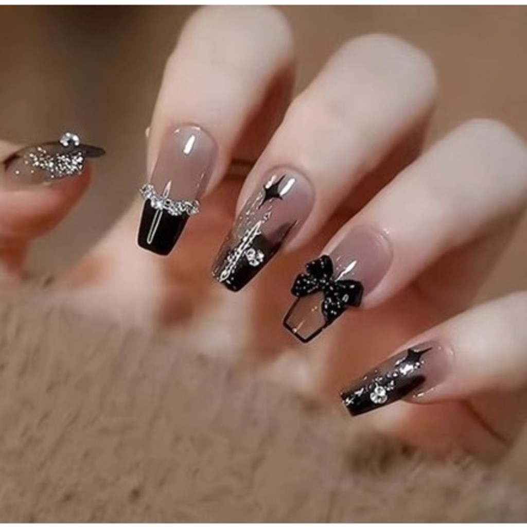 unha em gel cinza claro decorada
