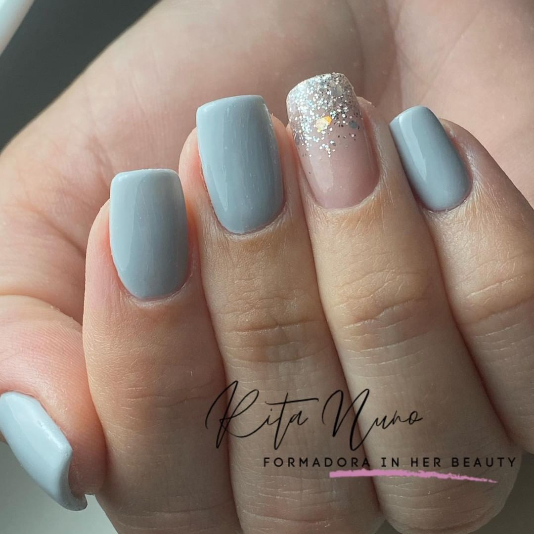 unhas em gel decoradas cinza com prata