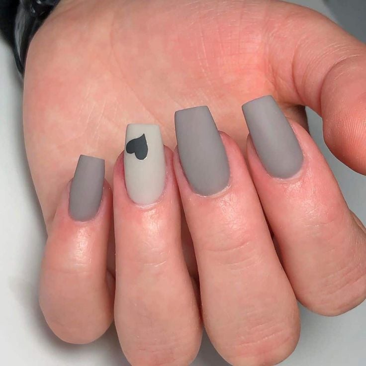 unhas em gel decoradas cinza e branco
