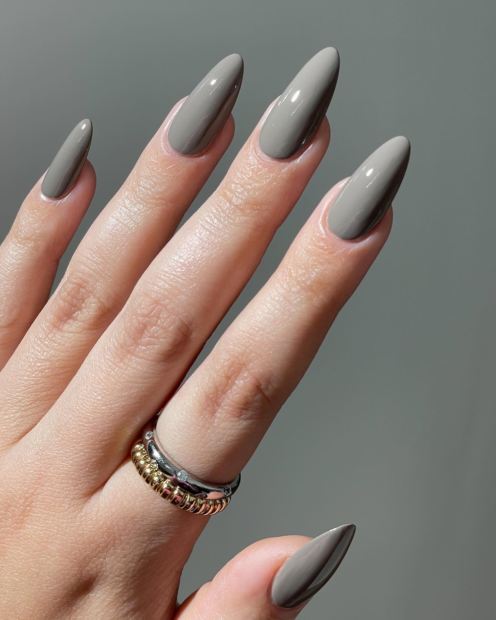 unhas em gel decoradas cinza e preto
